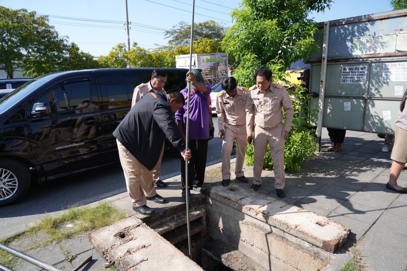 เทศบาลนครอ้อมน้อย ลงพื้นบริเวณถนนพุทธมณฑล สาย 5 และบริเวณตลาดเก้าแสน เพื่อสำรวจและหาแนวทางแก้ไขปัญหาน้ำท่วมขัง