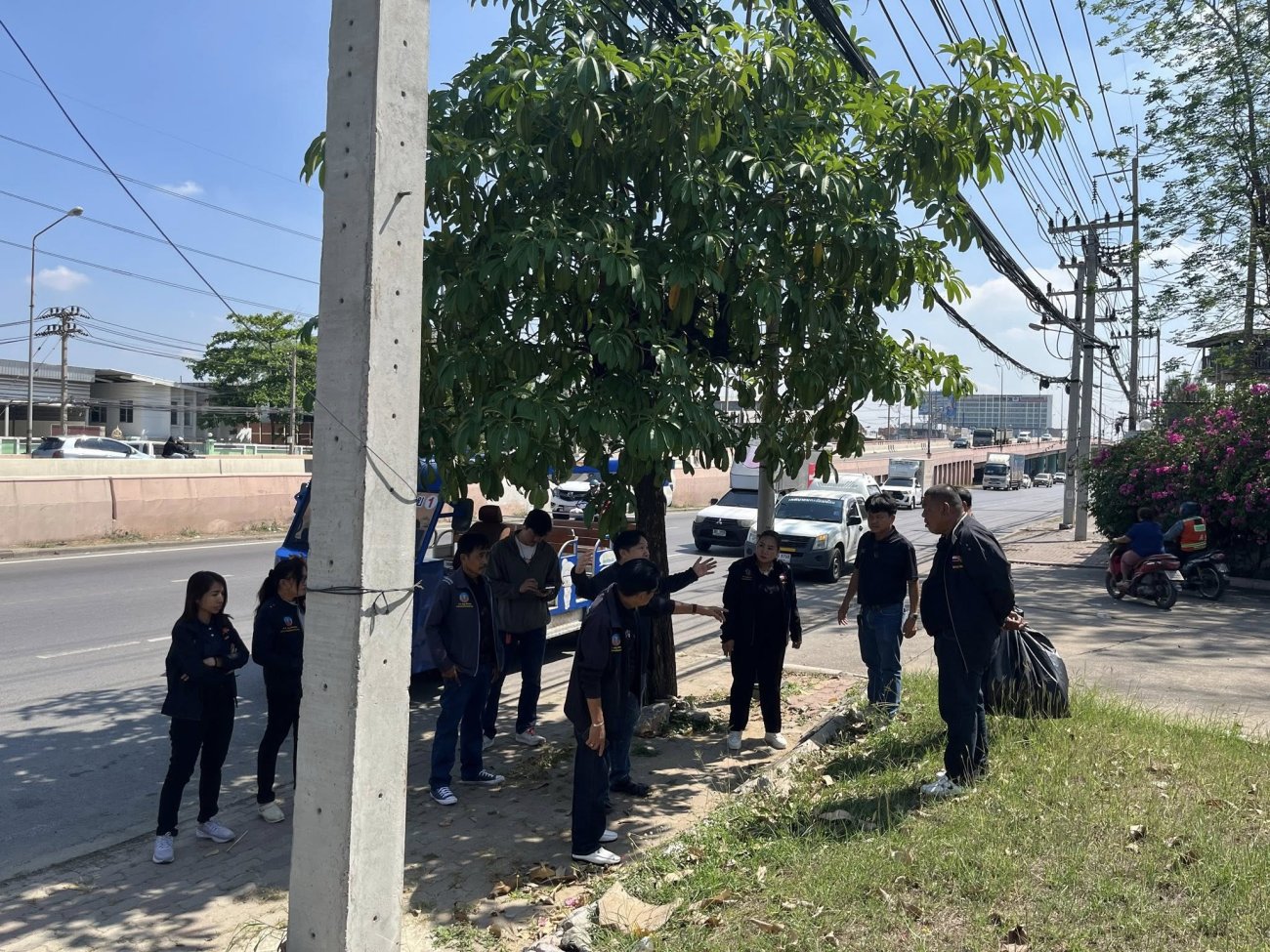 เทศบาลนครอ้อมน้อย  ลงพื้นที่ติดตามแก้ปัญหาการก่อสร้างทางเท้าสาธารณะ บริเวณริมถนนเพชรเกษมฝั่งขาเข้า