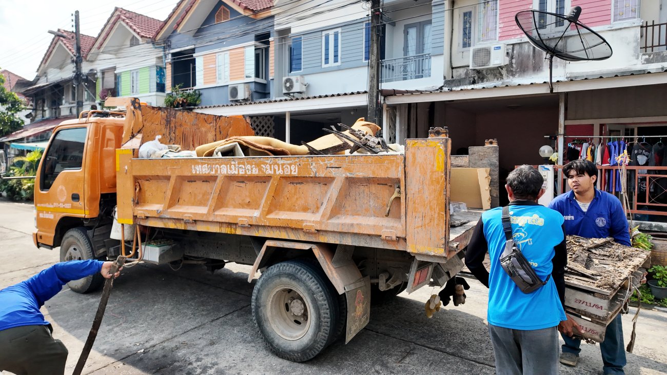 เทศบาลนครอ้อมน้อย จัดกิจกรรม ”รณรงค์ทำความสะอาด ชาวอ้อมน้อยร่วมใจ รวมพลังลดฝุ่น PM 2.5”  ณ หมู่บ้านปริญญาฉัตร