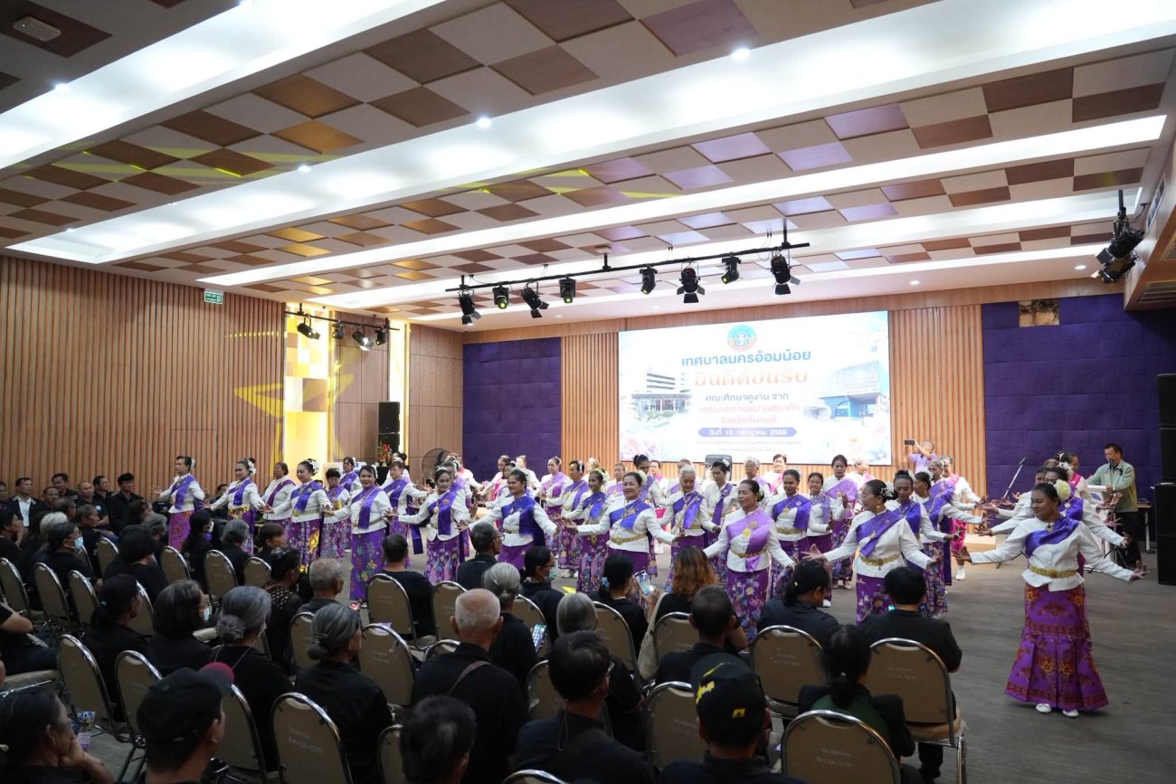 เทศบาลนครอ้อมน้อย ให้การต้อนรับคณะศึกษาดูงานจาก เทศบาลตำบลบางสระเก้า จังหวัดจันทบุรี