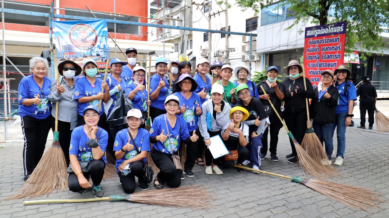 เทศบาลนครอ้อมน้อย จัดกิจกรรม ”รณรงค์ทำความสะอาด ชาวอ้อมน้อยร่วมใจ รวมพลังลดฝุ่น PM 2.5” ณ บริเวณซอยมณฑลทอง ซอย 4 ถนนพุทธมณฑลสาย 4