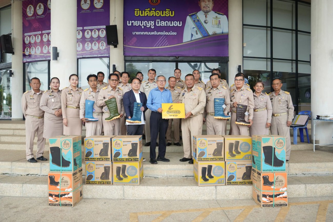 เทศบาลนครอ้อมน้อย รับมอบรองเท้าบูทจาก บริษัท แอล.เจ.เอช จำกัด ณ บริเวณหน้าสำนักงานเทศบาลนครอ้อมน้อย